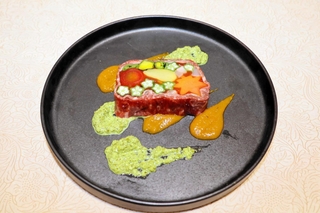 旬の野菜を巻いた「和牛のテリーヌ」