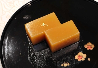 隠し味に塩キャラメルと藻塩を使ったタマネギのようかん