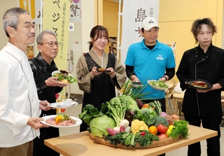 島サラダとベジスイーツのメニューを手にするフェアの参加者＝南あわじ市八木養宜上