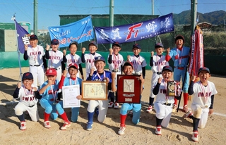 優勝した岩屋北淡多賀連合のメンバー＝北淡西スポーツセンター