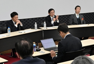 「次代の淡路島」をテーマに討議する３市長＝洲本商工会議所