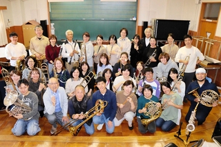 初の定期演奏会に臨む淡路シティウィンズ。シニアから中学生まで幅広い世代のメンバーが集まる＝淡路市岩屋