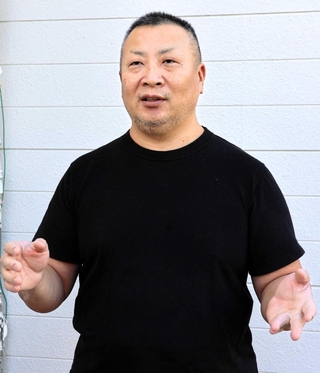 洲本市長選への立候補を表明した馬崎泰成氏＝南あわじ市津井