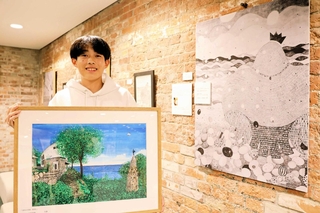 図書館という会場のため「いろんな人に見てもらえるのがうれしい」と喜ぶ楠知惟さん＝洲本市塩屋１