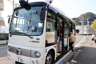 「日野ポンチョ」を改造した自動運転バス。危険時には運転手が操作する＝洲本市由良町由良