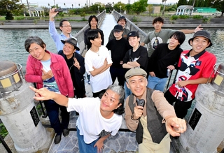 大須賀王子さん（手前右）ら「あわ志ゆきだるま座」のメンバー。名前には、志を同じくする仲間との思いを込めた＝淡路市佐野