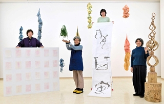 自作を前にコンセプトを語る（左から）横山佳奈恵さん、根岸絵理さん、うじろあやなさん、南野佳英さん＝県立淡路文化会館