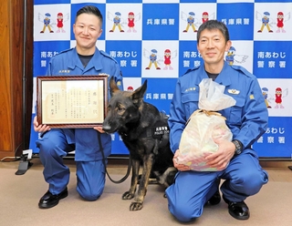 お手柄のヴィクトール号と椎谷剛巡査部長（左）＝南あわじ署