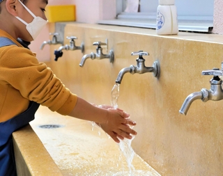 給食の準備前に念入りに手洗いをする児童＝倭文小学校