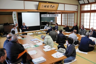 水利施設の更新などについて、北淡路土地改良区の説明を聞く組合員＝淡路市楠本