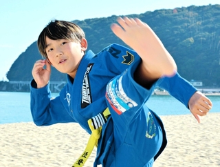 柔術の世界大会など３冠を果たした長手臣登さん。毎日トレーニングを欠かさない＝洲本市の大浜海岸