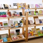 ジャンルを問わない、個性的な装丁の本が並ぶ本棚＝南あわじ市志知佐礼尾