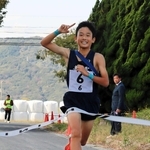 笑顔でゴールテープを切る男子・青雲の中山和希選手＝城戸アグリ公園