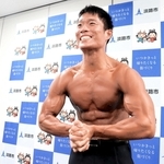 ボディビルの世界大会に２度目の出場を決めた上条亮明さん。「今回は入賞を目指す」と闘志を燃やす＝淡路市役所