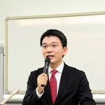 洲本市長選への立候補を表明した吉平敏孝氏＝神戸市中央区