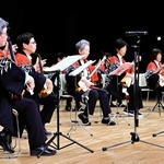 熱のこもった演奏を披露する出演者＝洲本市文化体育館