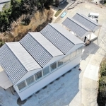 淡路瓦の屋根がジグザグに連なる住宅＝南あわじ市津井（白浜興業提供）