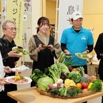 島サラダとベジスイーツのメニューを手にするフェアの参加者＝南あわじ市八木養宜上