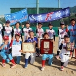 優勝した岩屋北淡多賀連合のメンバー＝北淡西スポーツセンター