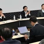 「次代の淡路島」をテーマに討議する３市長＝洲本商工会議所