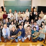 初の定期演奏会に臨む淡路シティウィンズ。シニアから中学生まで幅広い世代のメンバーが集まる＝淡路市岩屋