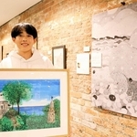 図書館という会場のため「いろんな人に見てもらえるのがうれしい」と喜ぶ楠知惟さん＝洲本市塩屋１