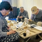 「木偶づくり講座」で頭を彫るメンバー。不思議と自分や家族の顔に似てくるという＝淡路人形浄瑠璃資料館