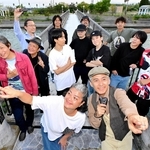 大須賀王子さん（手前右）ら「あわ志ゆきだるま座」のメンバー。名前には、志を同じくする仲間との思いを込めた＝淡路市佐野