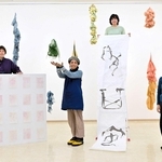 自作を前にコンセプトを語る（左から）横山佳奈恵さん、根岸絵理さん、うじろあやなさん、南野佳英さん＝県立淡路文化会館