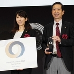 公共部門のグランプリに選ばれ、表彰式に参加した守本憲弘市長（右）と小松律子情報課長（南あわじ市役所提供）