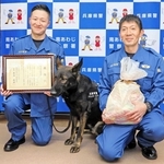 お手柄のヴィクトール号と椎谷剛巡査部長（左）＝南あわじ署