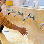 給食の準備前に念入りに手洗いをする児童＝倭文小学校