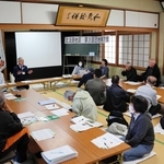 水利施設の更新などについて、北淡路土地改良区の説明を聞く組合員＝淡路市楠本