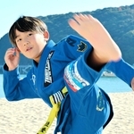 柔術の世界大会など３冠を果たした長手臣登さん。毎日トレーニングを欠かさない＝洲本市の大浜海岸