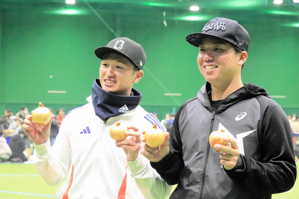 タイガース・近本、村上選手にハイタッチ! 淡路島で自主トレ公開と交流