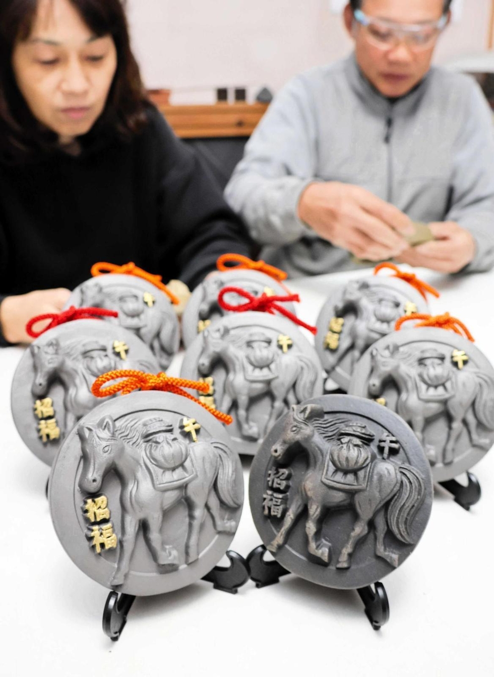 疾駆する馬、新年の飾り物にぴったり 淡路島名物の干支瓦 いぶし銀と黒