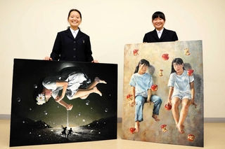 全国総文に出品する太田和花さん（左）と近畿総文に出品する土居叶乃さん＝洲本高校