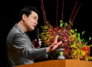 被災地支援の向き合い方や備えについて語る野口健さん＝洲本市文化体育館（撮影・内田世紀）