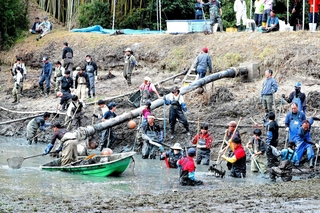 漁協と農協が協力し、７年ぶりに行われたかいぼり。高校生や地元住民らも参加した＝淡路市江井