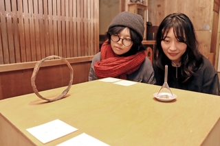 古民家を改修した会場で初の２人展を開く調香師の藤田美沙子さん（右）と陶芸家の早瀬有里恵さん＝洲本市中川原町二ツ石