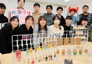 海洋ごみでキーホルダーなどを作っている水圏環境サークルのメンバー＝南あわじ市阿那賀