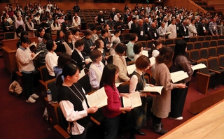 ２０年ぶりの「洲本第九」に向け、練習に励む合唱団＝洲本市文化体育館