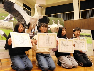 コウノトリの名付け親の（左から）林那菜さん、浜田恵菜さん、鍋谷百花さん、河合晄希さん。「すくすく育って」と願う＝大町小学校