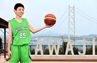 所属チームが全国出場を決め、日本一へ活躍を誓う小田彪人さん＝淡路市岩屋