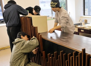 廃材などを使って調理室を改修する学生＝南あわじ市伊加利