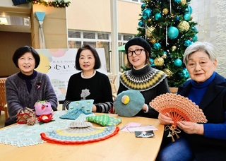 淡路島で初の手芸展を開く北平晴愛さん（右から２人目）。河原玲子さん（右端）と（左から）菅千浪さん、大継淳子さんも作品を寄せる＝夢海游淡路島