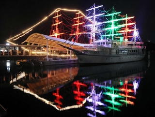 ライトアップされた咸臨丸（奥）と日本丸＝兵庫県南あわじ市福良甲