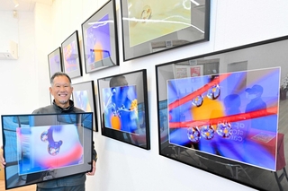 開設されたギャラリースペースで花の写真展を開き、「癒やしのひとときを」と話す山本恵生さん＝淡路市大谷