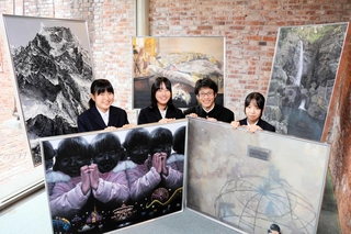 力作を出品する洲本高校美術部員＝洲本図書館