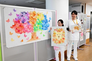 受付前に入通院する人たちの作品を飾っている南淡路病院＝南あわじ市賀集福井